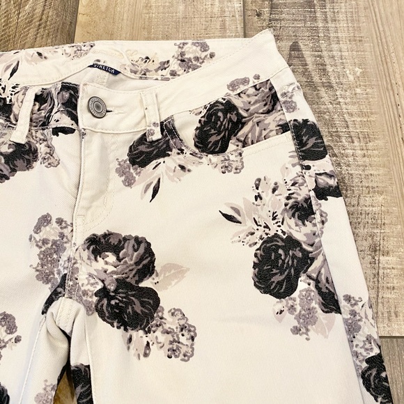 American Eagle Black White and Gray Floral Skinny Jeans - Picture 3 of 10